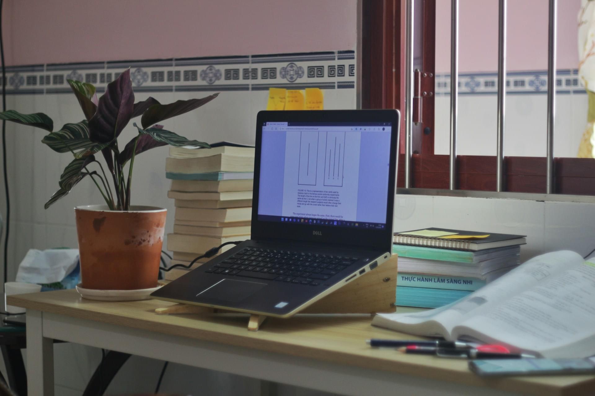 Современное рабочее место с открытым ноутбуком и книгами